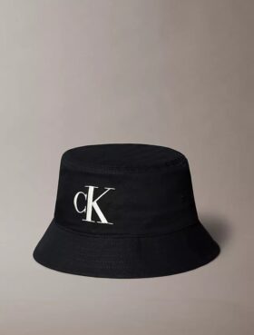 Chapeau bob en sergé avec monogramme brodé Chapeau bob en sergé avec monogramme brodé