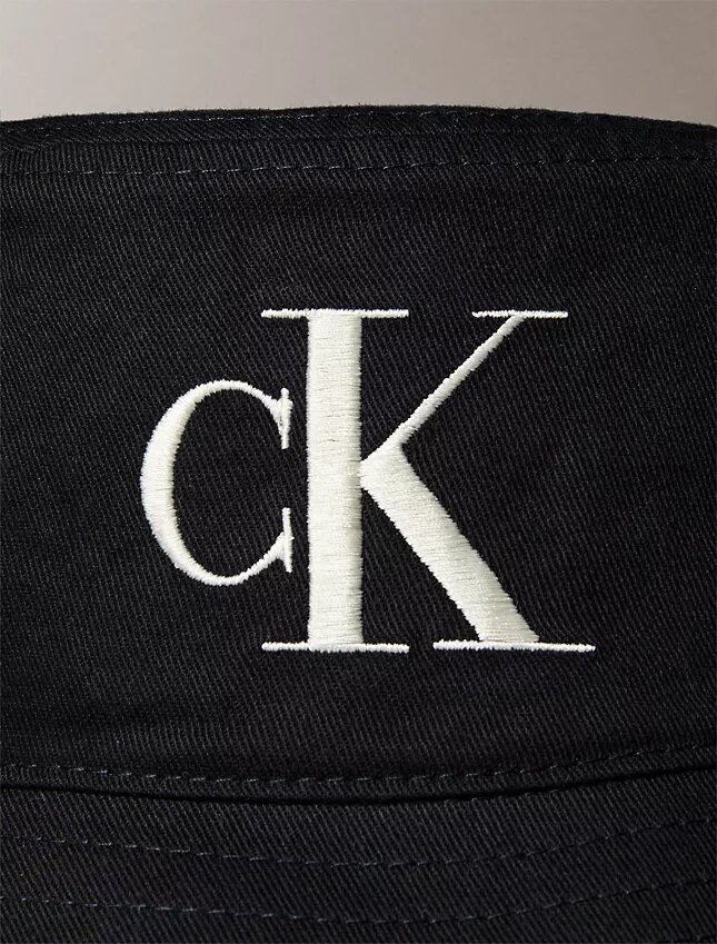 Chapeau bob en sergé avec monogramme brodé Chapeau bob en sergé avec monogramme brodé