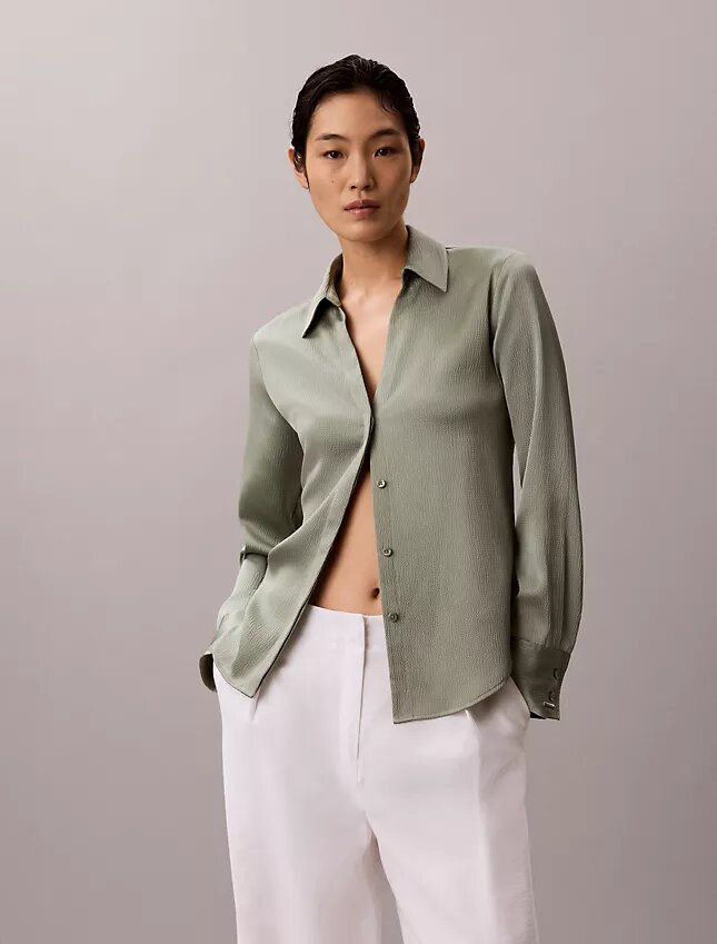 Chemise ajustée en satin martelé Chemise ajustée en satin martelé