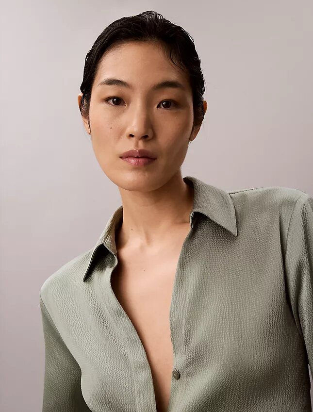 Chemise ajustée en satin martelé Chemise ajustée en satin martelé