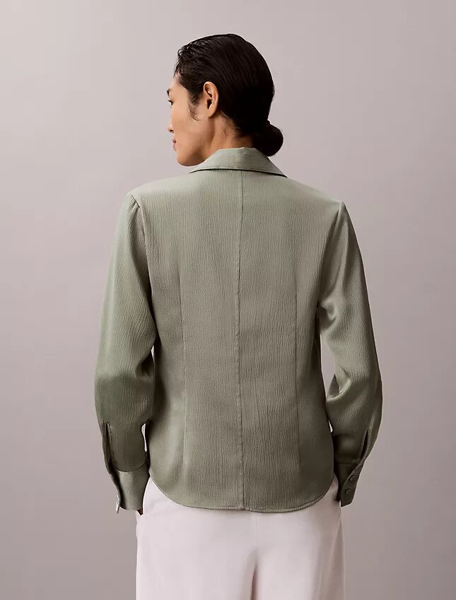 Chemise ajustée en satin martelé Chemise ajustée en satin martelé