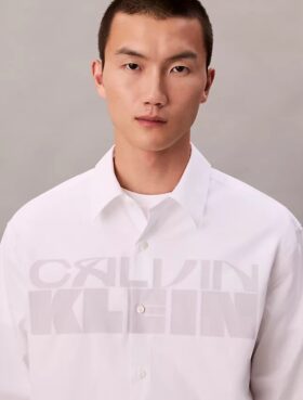 Chemise boutonnée ample en popeline avec logo graphique