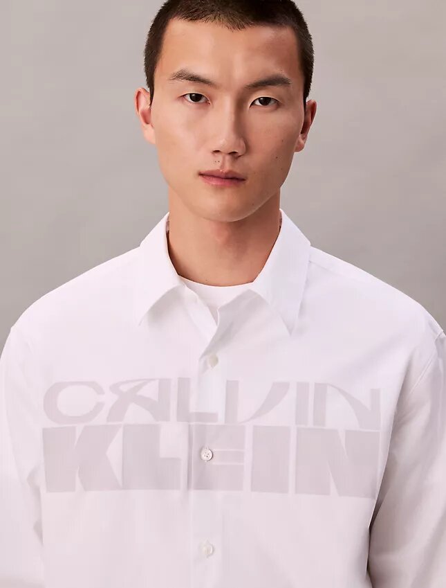 Chemise boutonnée ample en popeline avec logo graphique Chemise boutonnée ample en popeline avec logo graphique