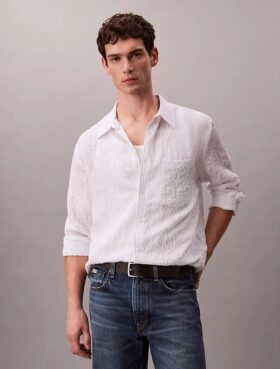 Chemise boutonnée ample à rayures froncées teintes dans la masse
