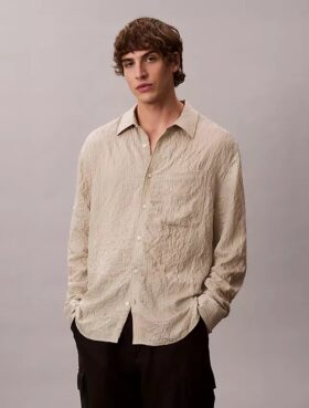 Chemise boutonnée ample à rayures froncées teintes dans la masse