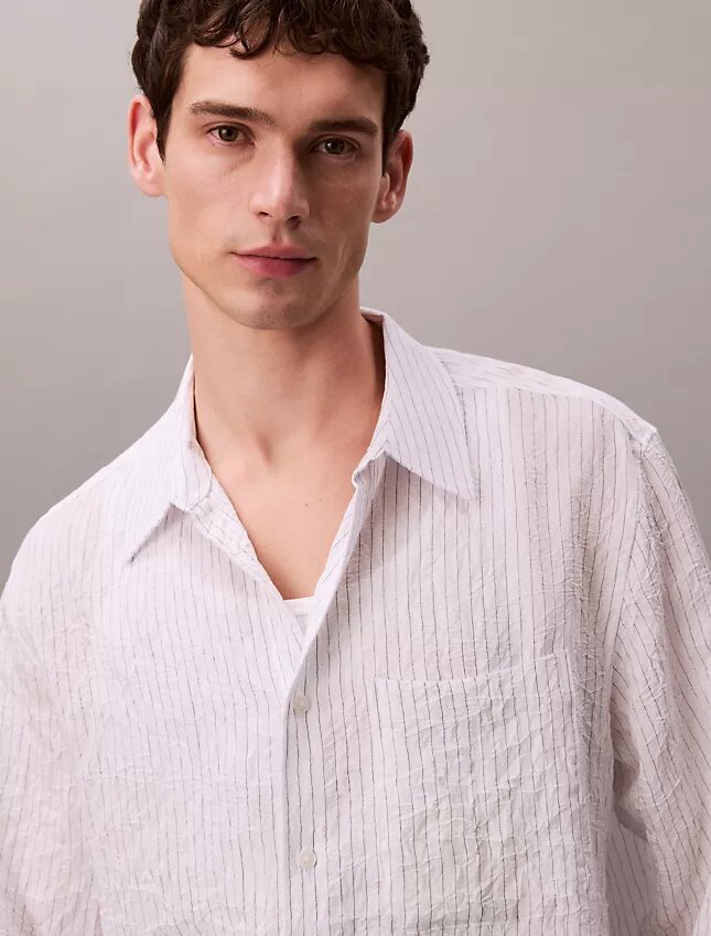 Chemise boutonnée ample à rayures froncées teintes dans la masse Chemise boutonnée ample à rayures froncées teintes dans la masse