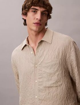 Chemise boutonnée ample à rayures froncées teintes dans la masse