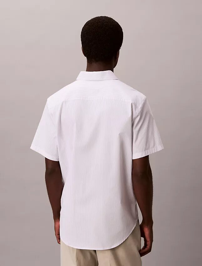 Chemise boutonnée en coton Stretch à fines rayures Chemise boutonnée en coton Stretch à fines rayures