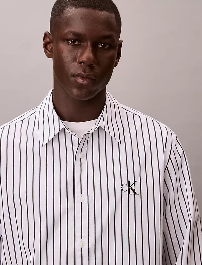 Chemise boutonnée en popeline lavée à rayures Chemise boutonnée en popeline lavée à rayures
