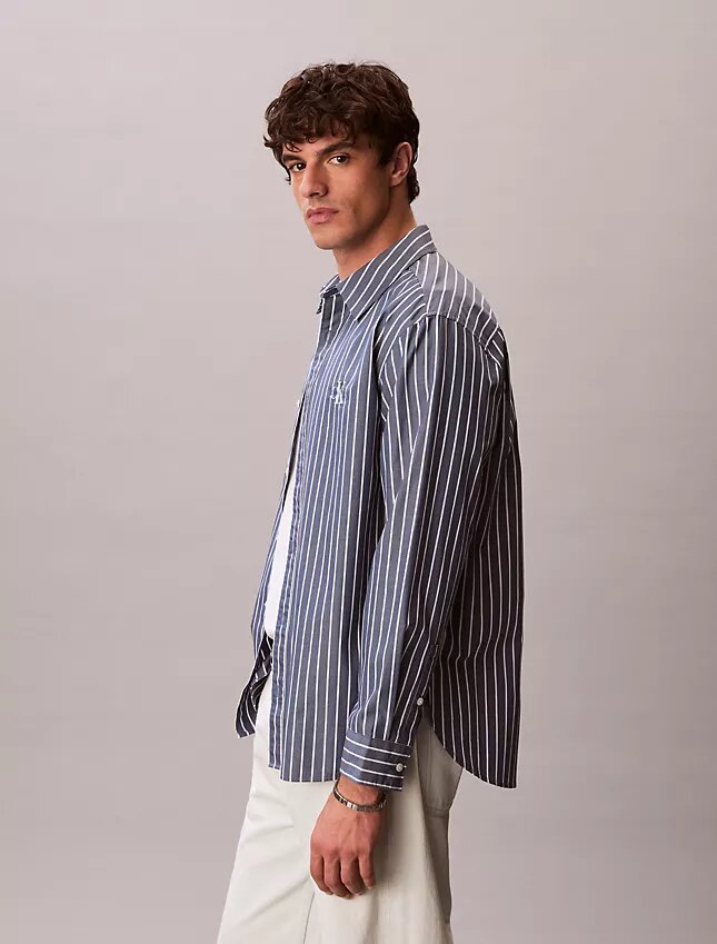 Chemise boutonnée en popeline lavée à rayures Chemise boutonnée en popeline lavée à rayures