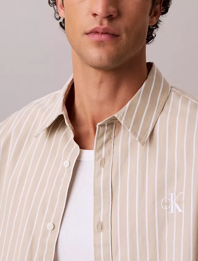 Chemise boutonnée en popeline lavée à rayures Chemise boutonnée en popeline lavée à rayures