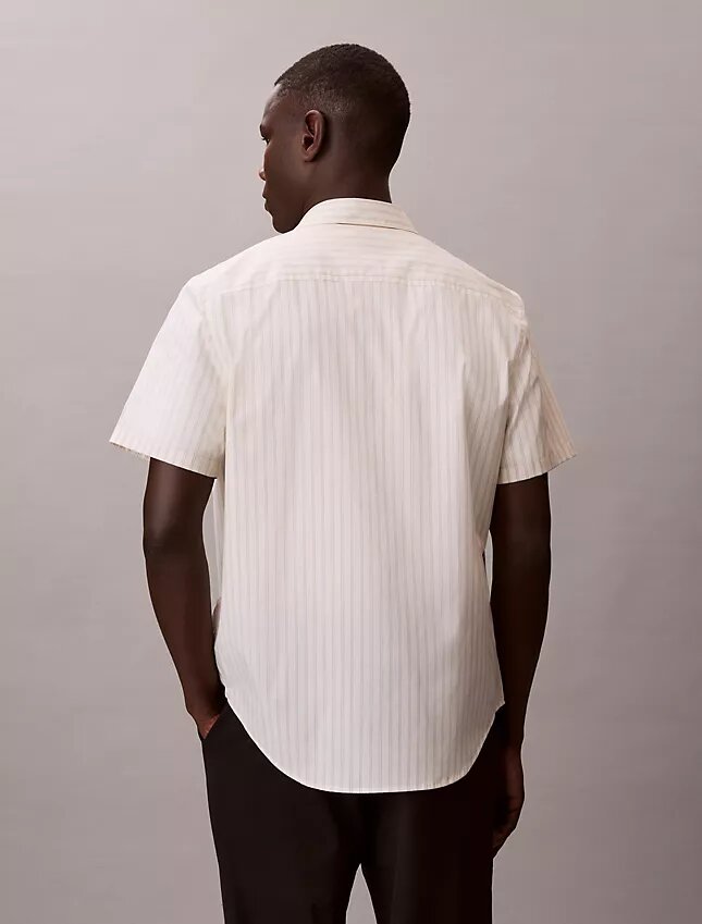 Chemise boutonnée à manches courtes en Cotton Stretch à rayures Chemise boutonnée à manches courtes en Cotton Stretch à rayures