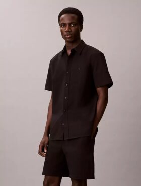 Chemise classique boutonnée en seersucker
