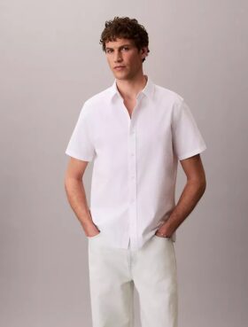 Chemise classique boutonnée en seersucker