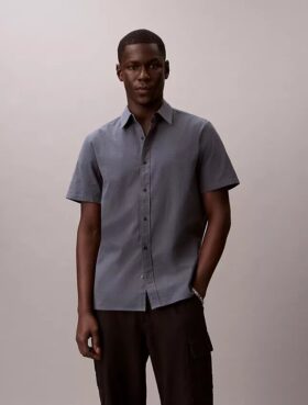 Chemise classique boutonnée en seersucker