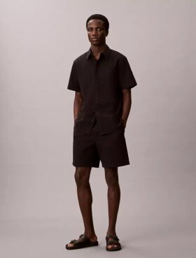 Chemise classique boutonnée en seersucker