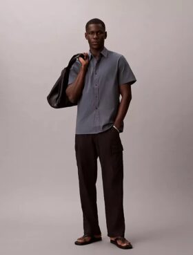 Chemise classique boutonnée en seersucker