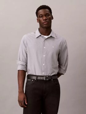 Chemise classique boutonnée en seersucker à rayures teint dans la masse