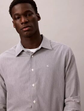 Chemise classique boutonnée en seersucker à rayures teint dans la masse