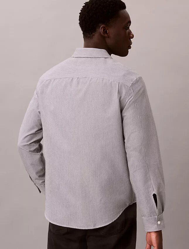 Chemise classique boutonnée en seersucker à rayures teint dans la masse Chemise classique boutonnée en seersucker à rayures teint dans la masse