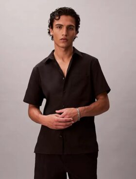 Chemise classique boutonnée en seersucker uni