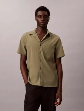 Chemise classique boutonnée en seersucker uni