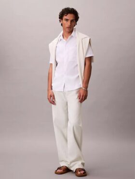 Chemise classique boutonnée en seersucker uni