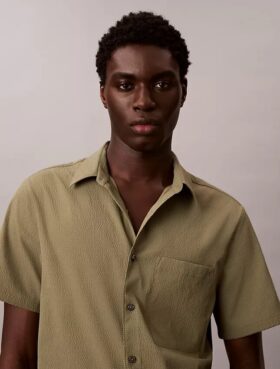 Chemise classique boutonnée en seersucker uni