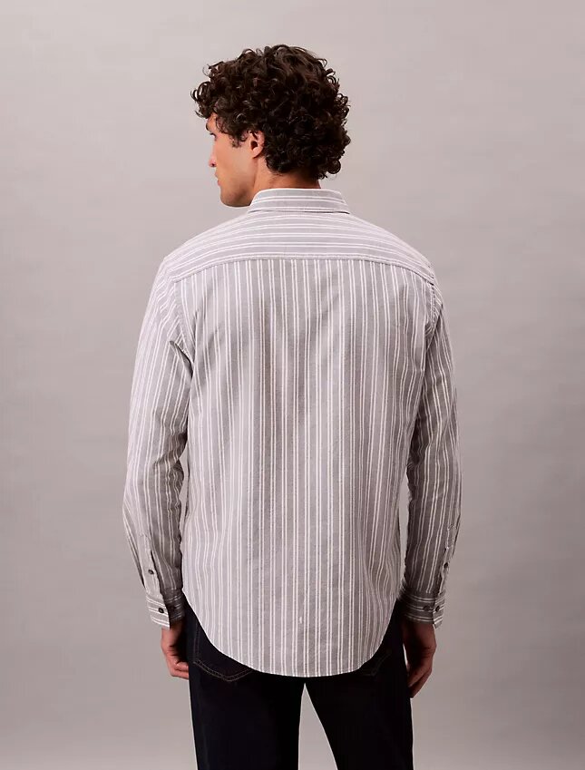 Chemise classique boutonnée à rayures Chemise classique boutonnée à rayures