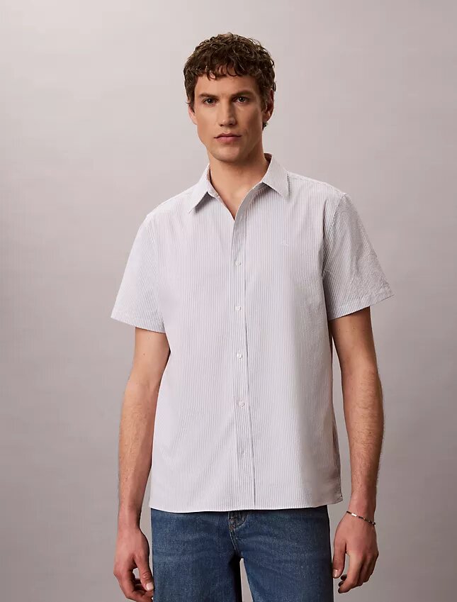 Chemise classique à boutons en seersucker rayé Chemise classique à boutons en seersucker rayé