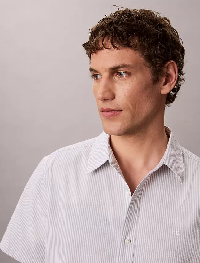 Chemise classique à boutons en seersucker rayé Chemise classique à boutons en seersucker rayé