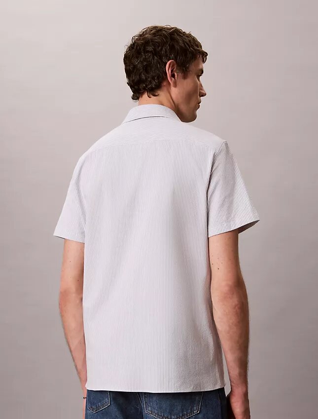 Chemise classique à boutons en seersucker rayé Chemise classique à boutons en seersucker rayé