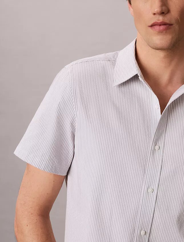 Chemise classique à boutons en seersucker rayé Chemise classique à boutons en seersucker rayé