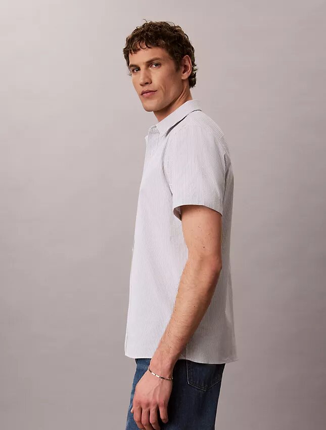 Chemise classique à boutons en seersucker rayé Chemise classique à boutons en seersucker rayé