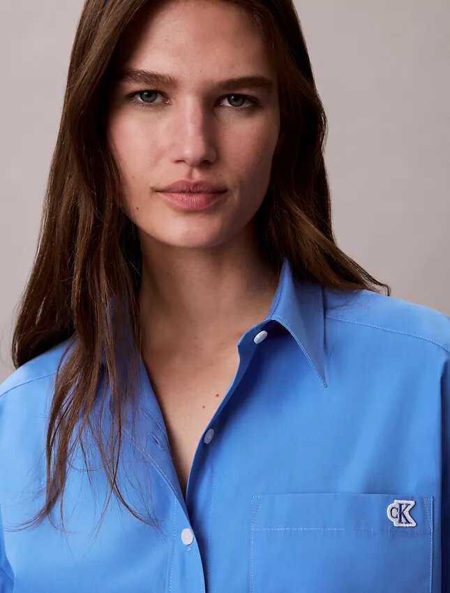 Chemise courte ajustée en popeline de coton Chemise courte ajustée en popeline de coton