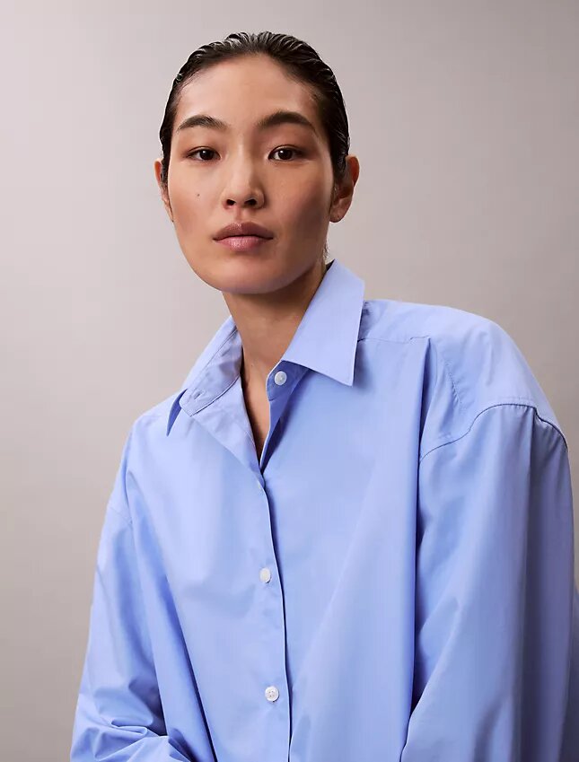 Chemise courte boutonnée en popeline à la coupe décontractée Chemise courte boutonnée en popeline à la coupe décontractée