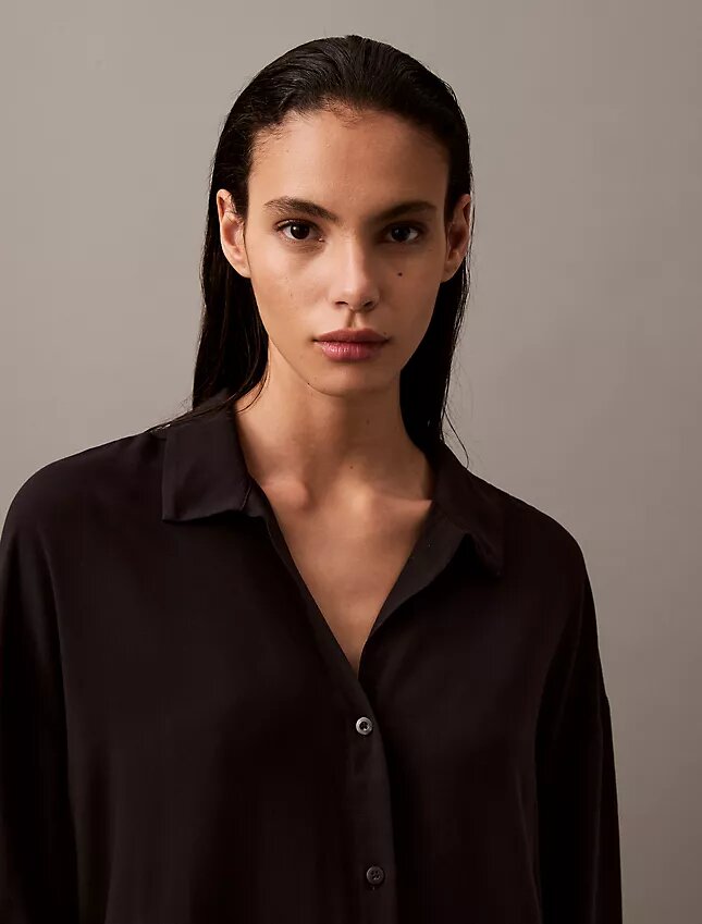 Chemise de nuit boutonnée en viscose tissée Chemise de nuit boutonnée en viscose tissée