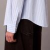 Chemise en popeline délavée à rayures teintes dans la masse Chemise en popeline délavée à rayures teintes dans la masse