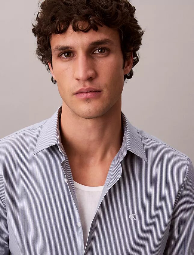Chemise slim boutonnée en Cotton Stretch à rayures Chemise slim boutonnée en Cotton Stretch à rayures