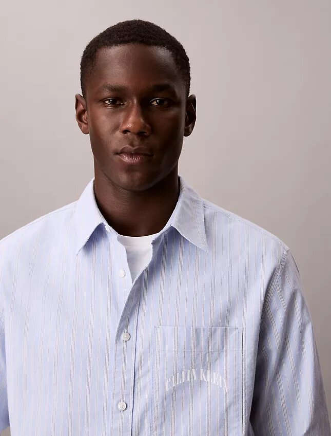 Chemise slim décontractée à rayures et boutons Chemise slim décontractée à rayures et boutons