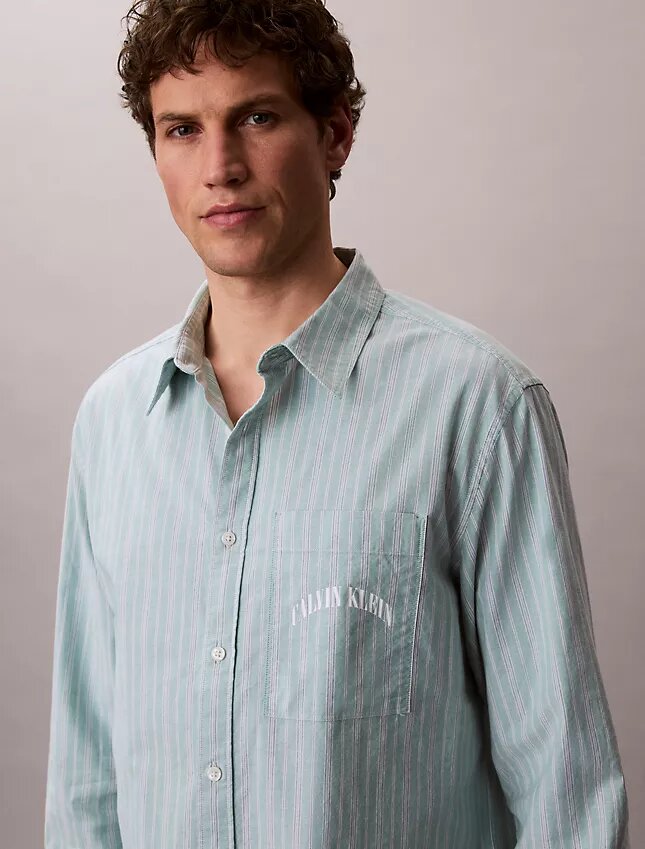 Chemise slim décontractée à rayures et boutons Chemise slim décontractée à rayures et boutons