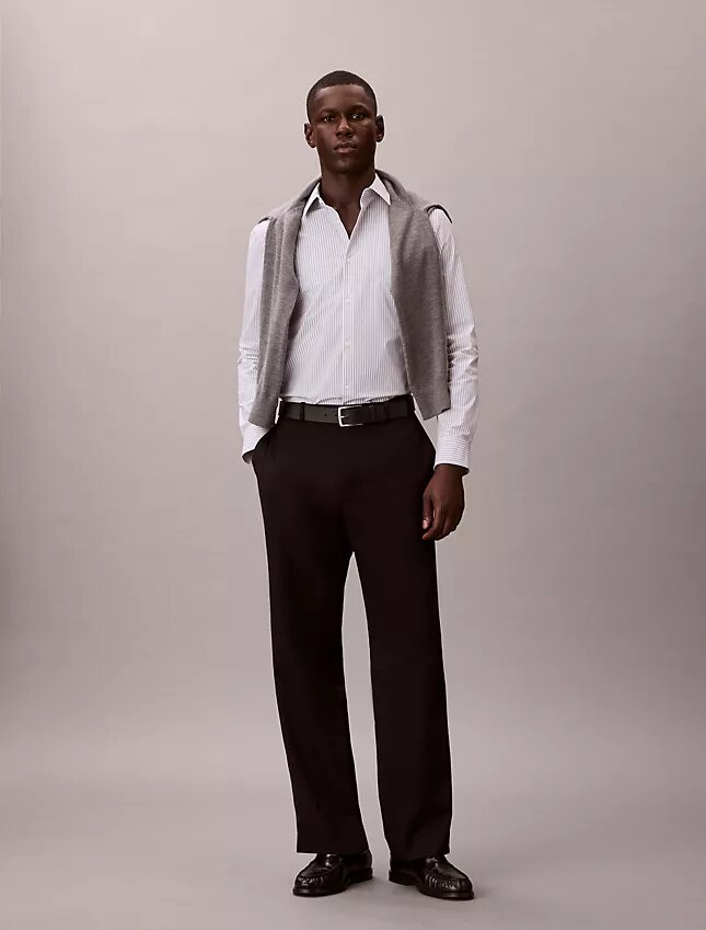 Chemise slim à rayures en tissu technique extensible, col boutonné Chemise slim à rayures en tissu technique extensible, col boutonné