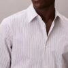Chemise slim à rayures en tissu technique extensible, col boutonné Chemise slim à rayures en tissu technique extensible, col boutonné