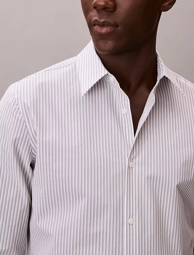Chemise slim à rayures en tissu technique extensible, col boutonné Chemise slim à rayures en tissu technique extensible, col boutonné