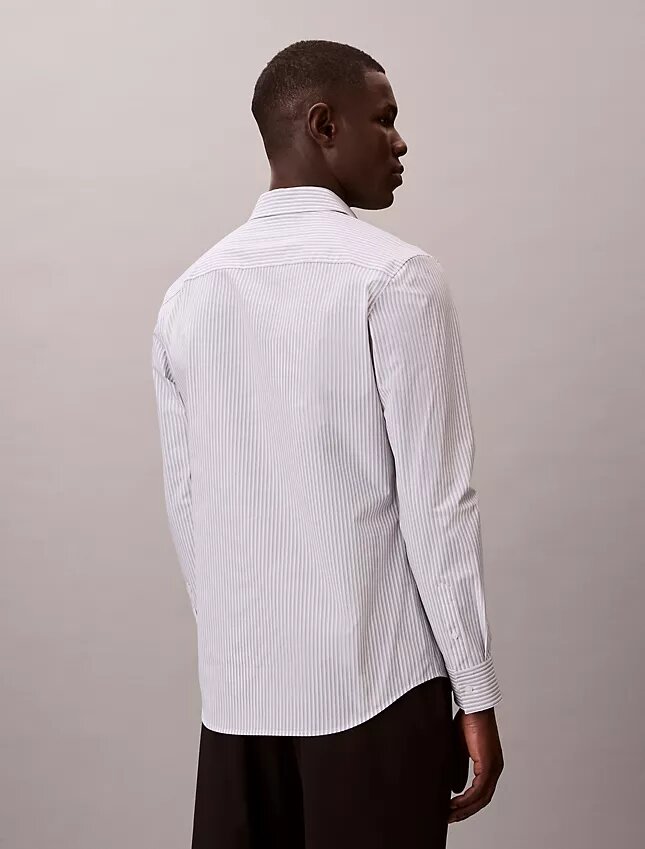 Chemise slim à rayures en tissu technique extensible, col boutonné Chemise slim à rayures en tissu technique extensible, col boutonné