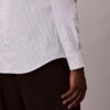 Chemise slim à rayures en tissu technique extensible, col boutonné Chemise slim à rayures en tissu technique extensible, col boutonné
