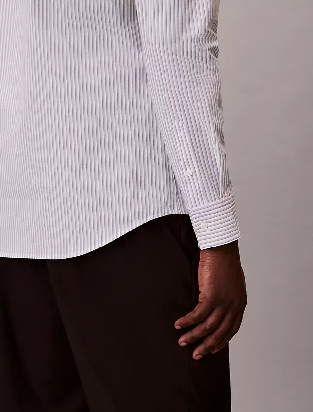 Chemise slim à rayures en tissu technique extensible, col boutonné Chemise slim à rayures en tissu technique extensible, col boutonné