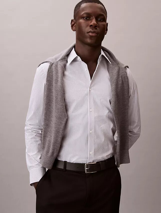 Chemise slim à rayures en tissu technique extensible, col boutonné Chemise slim à rayures en tissu technique extensible, col boutonné