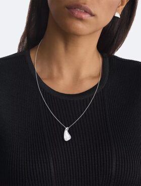 Collier aux formes organiques minimalistes