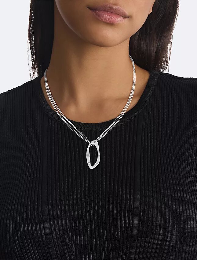 Collier avec pendentif de forme organique arrondie Collier avec pendentif de forme organique arrondie